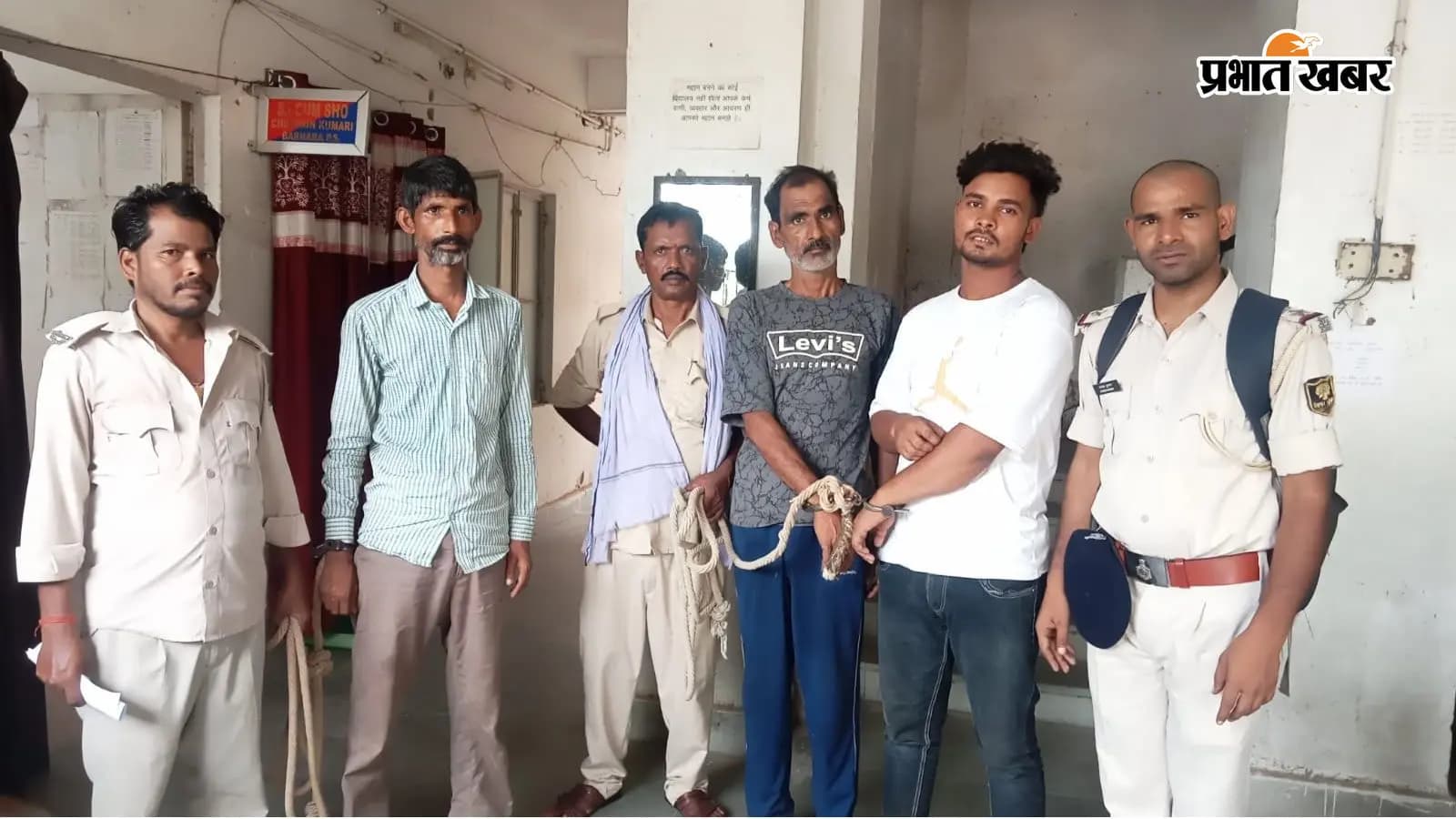 बड़हरा थाना पुलिस ने फरार वारंटी समेत तीन को किया गिरफ्तार बड़हरा थाना पुलिस ने फरार वारंटी समेत तीन को किया गिरफ्तार