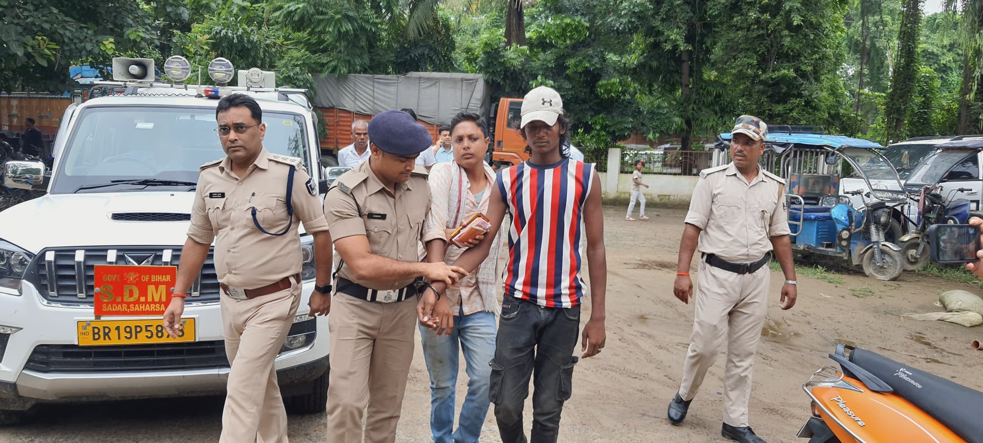 अवैध वसूली पर जिला प्रशासन और पुलिस की बड़ी कार्रवाई, चार लोग हिरासत में अवैध वसूली पर जिला प्रशासन और पुलिस की बड़ी कार्रवाई, चार लोग हिरासत में