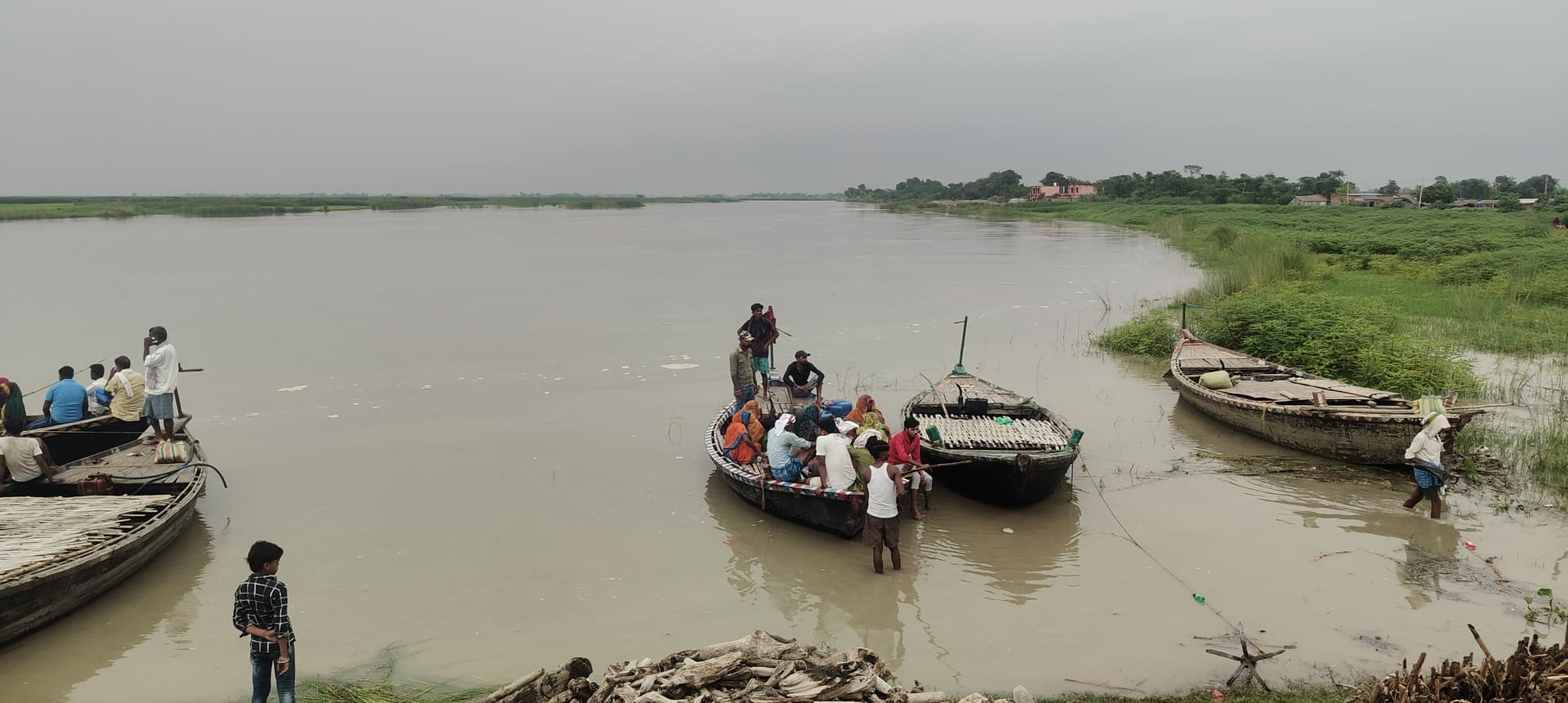 कोसी के जलस्तर में बढ़ोतरी, तटबंध के अंदर फिर फैलने लगा बाढ़ का पानी कोसी के जलस्तर में बढ़ोतरी, तटबंध के अंदर फिर फैलने लगा बाढ़ का पानी