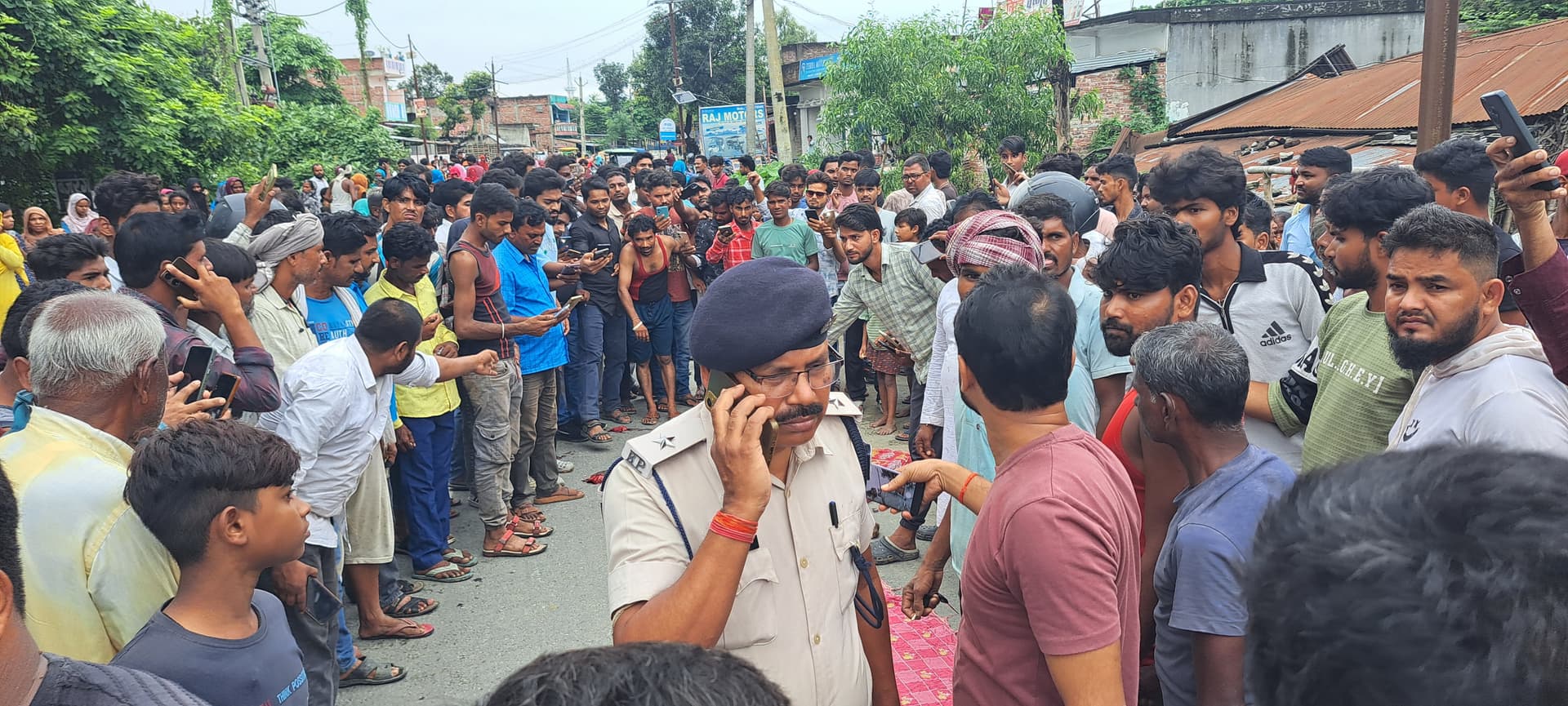 साइड लेने के क्रम में ट्रक के चक्के के नीचे आया बाइक सवार, मौके पर हो गई दर्दनाक मौत साइड लेने के क्रम में ट्रक के चक्के के नीचे आया बाइक सवार, मौके पर हो गई दर्दनाक मौत