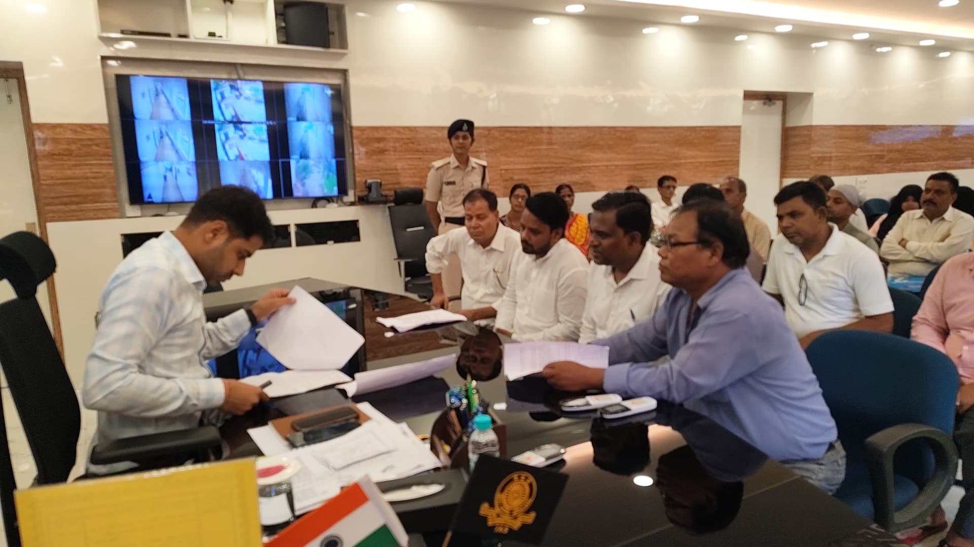 सात निश्चय–3 के अंतर्गत ‘सबका सम्मान–जीवन आसान को प्रभावी बनाने हेतु जिला पदाधिकारी ने आमजनों की समस्याएं सुनीं सात निश्चय–3 के अंतर्गत ‘सबका सम्मान–जीवन आसान को प्रभावी बनाने हेतु जिला पदाधिकारी ने आमजनों की समस्याएं सुनीं