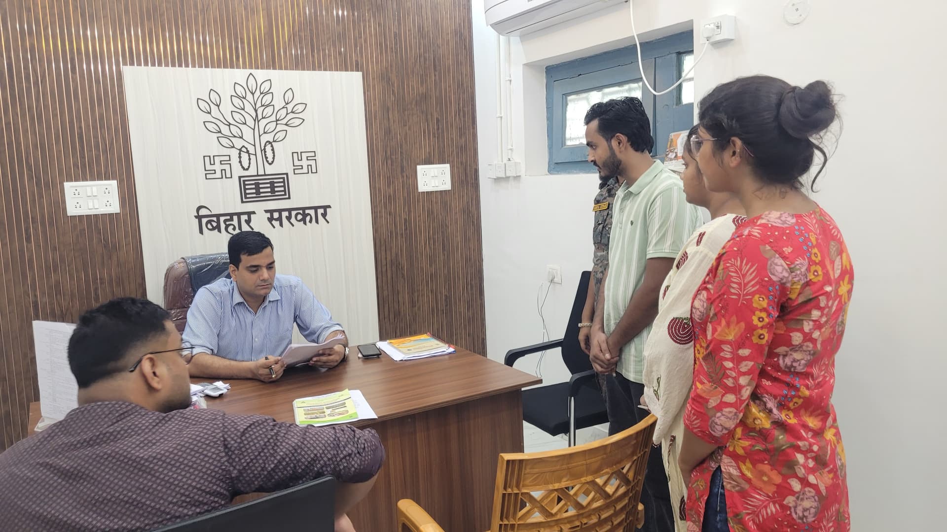 डीएम के जनता दरबार में आमजनों की समस्याओं का ऑन द स्पॉट निवारण डीएम के जनता दरबार में आमजनों की समस्याओं का ऑन द स्पॉट निवारण