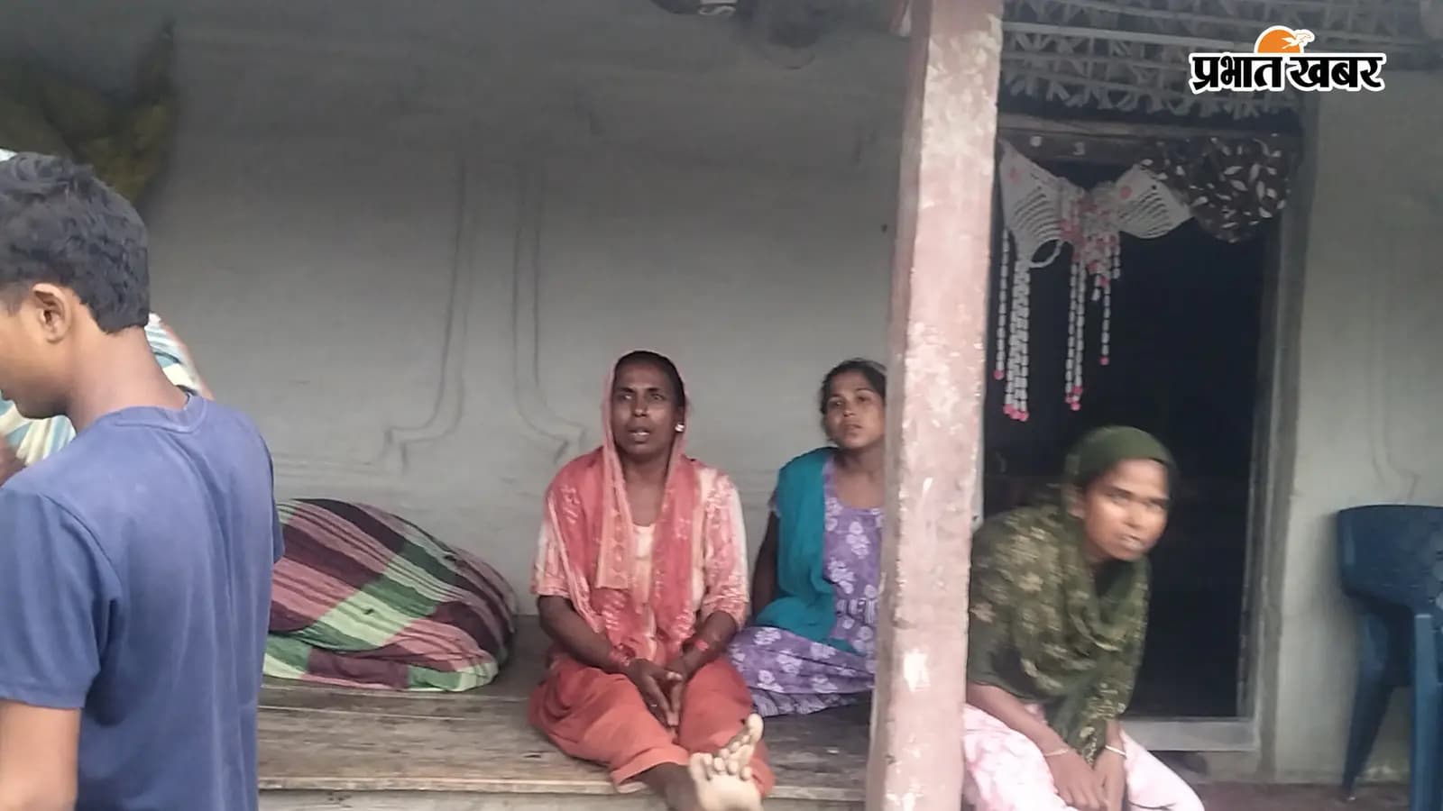गिरफ्तारी के बाद रोती-बिलखती मां व बहन. गिरफ्तारी के बाद रोती-बिलखती मां व बहन.