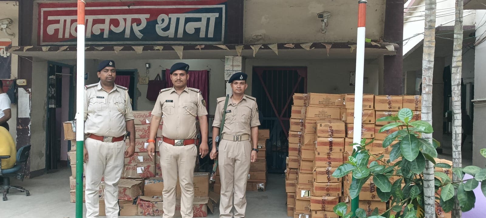 एक ट्रक से 3308 लीटर अंग्रेजी शराब बरामद,चंडीगढ़ से मुजफरपुर जा रहा था शराब एक ट्रक से 3308 लीटर अंग्रेजी शराब बरामद,चंडीगढ़ से मुजफरपुर जा रहा था शराब