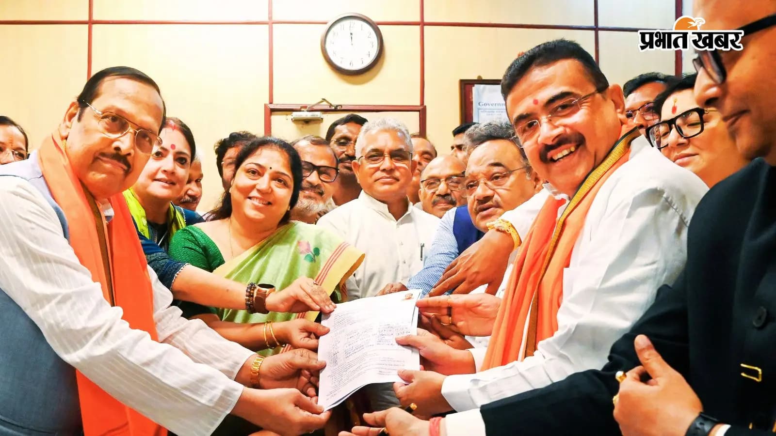 मुख्यमंत्री शुभेंदु अधिकारी और प्रदेश अध्यक्ष शमिक भट्टाचार्य समेत अन्य नेताओं के साथ भाजपा उम्मीदवार सुखेंदु शेखर रॉय. मुख्यमंत्री शुभेंदु अधिकारी और प्रदेश अध्यक्ष शमिक भट्टाचार्य समेत अन्य नेताओं के साथ भाजपा उम्मीदवार सुखेंदु शेखर रॉय.