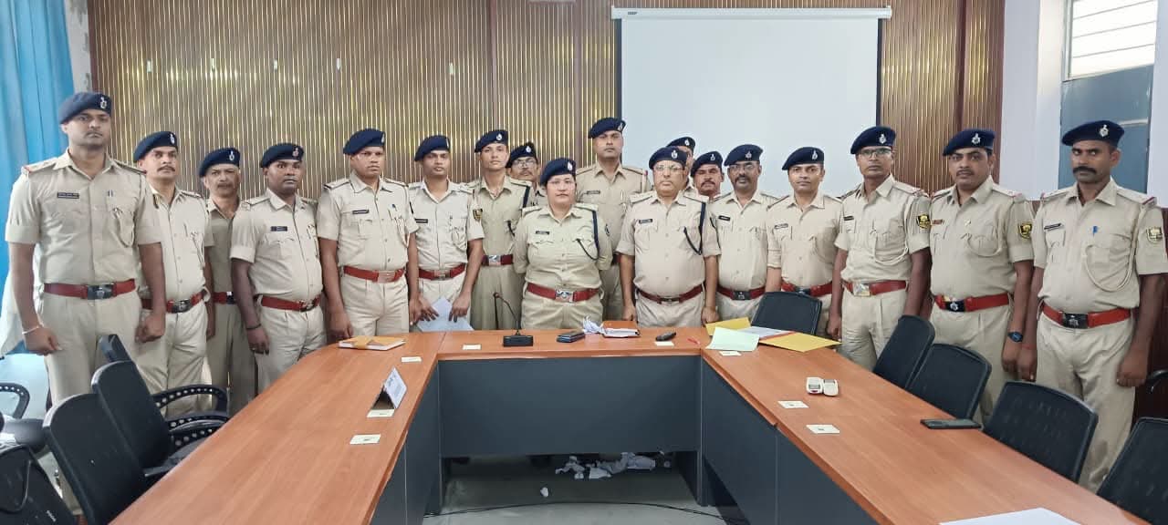 16 पुलिस जवान एएसआई पद पर पदोन्नत, कंधों पर सजे सितारे 16 पुलिस जवान एएसआई पद पर पदोन्नत, कंधों पर सजे सितारे