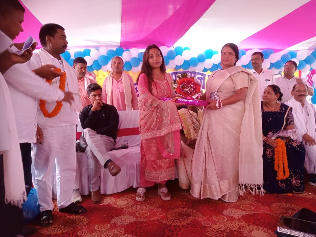 बीडीओ प्रिया कुमारी को दी गयी भावभीनी विदाई, श्रवण ने संभाला कमान बीडीओ प्रिया कुमारी को दी गयी भावभीनी विदाई, श्रवण ने संभाला कमान