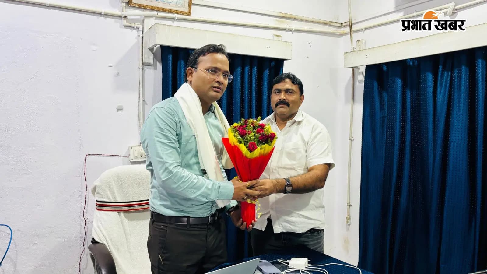 कोइलवर के नए सीओ ने संभाला पदभार, नगर पंचायत चेयरमैन ने किया स्वागत कोइलवर के नए सीओ ने संभाला पदभार, नगर पंचायत चेयरमैन ने किया स्वागत