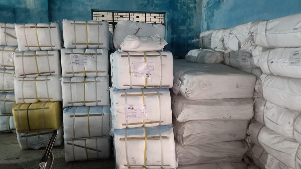 डंडई प्रखंड कार्यालय में महीनों से डंप है 28 हजार धोती-साड़ी-लूंगी, तकनीकी बाधा व प्रशासनिक सुस्ती से वितरण ठप डंडई प्रखंड कार्यालय में महीनों से डंप है 28 हजार धोती-साड़ी-लूंगी, तकनीकी बाधा व प्रशासनिक सुस्ती से वितरण ठप