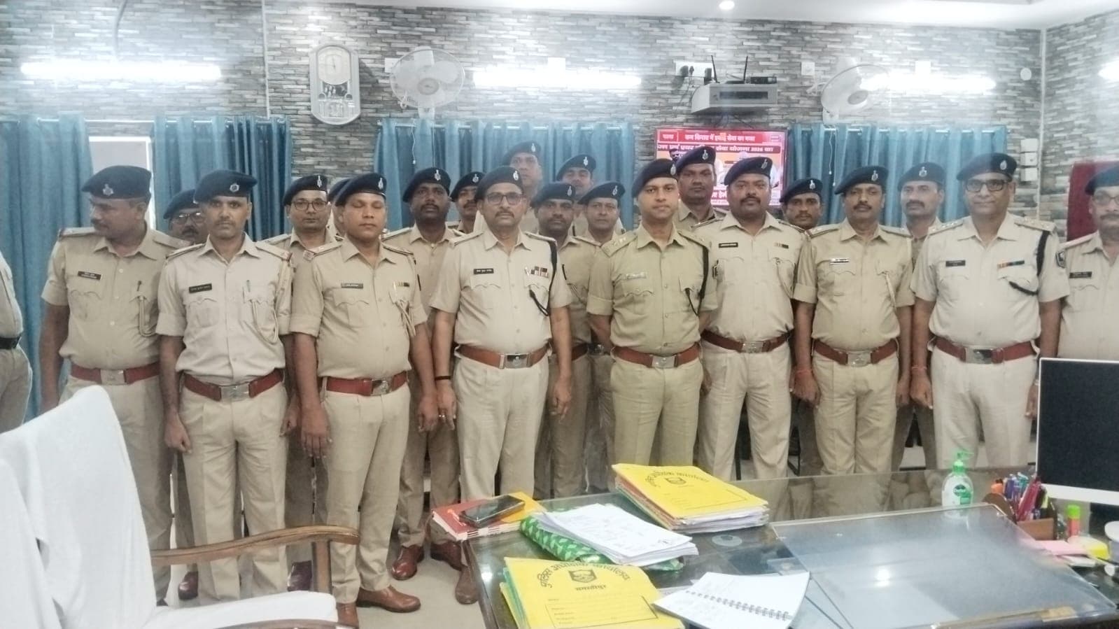 प्रोन्नति प्राप्त 18 एएसआई के कंधे पर चमका सितारा, एसपी ने बैच लगाकर किया सम्मानित प्रोन्नति प्राप्त 18 एएसआई के कंधे पर चमका सितारा, एसपी ने बैच लगाकर किया सम्मानित