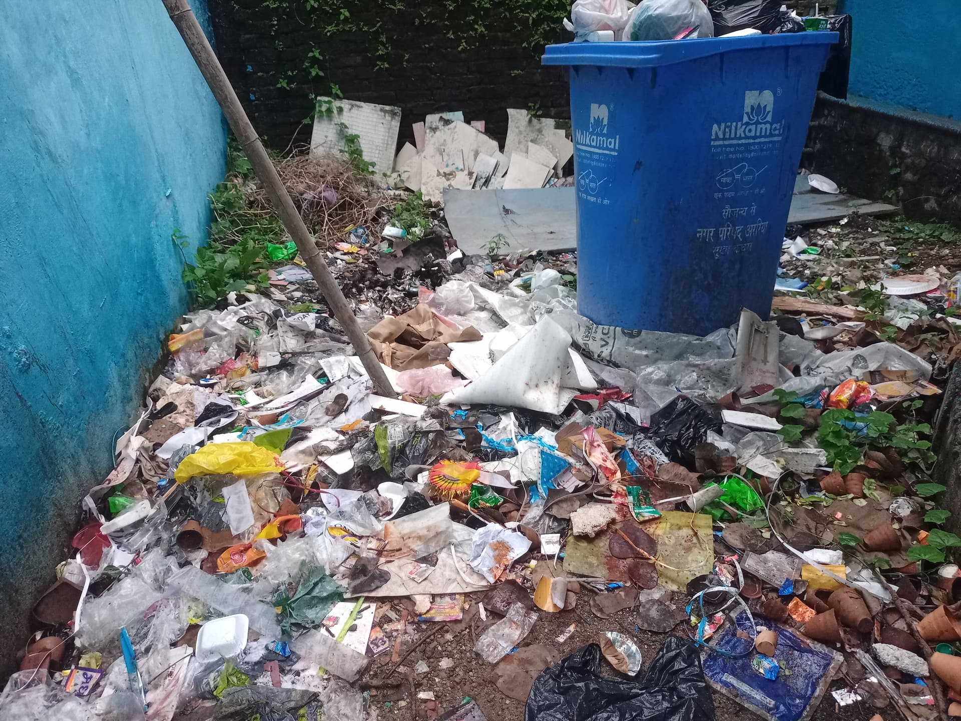 नगर परिषद का हाल बेहाल: प्रभात खबर कार्यालय के पास डस्टबिन में हफ्तों से जमा है कचरा, नहीं हो रही सफाई नगर परिषद का हाल बेहाल: प्रभात खबर कार्यालय के पास डस्टबिन में हफ्तों से जमा है कचरा, नहीं हो रही सफाई