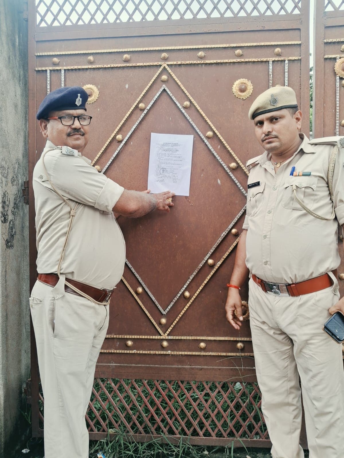 हत्या के आरोपी के घर चिपकाया इश्तेहार हत्या के आरोपी के घर चिपकाया इश्तेहार