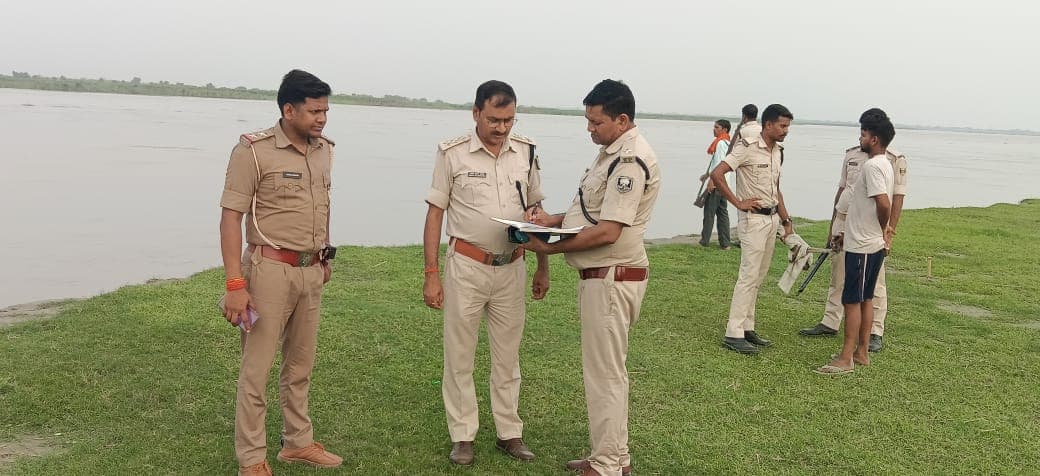 गंडक में शव फेंकने के वायरल वीडियो की जांच तेज, दो आरोपित गिरफ्तार, एसडीपीओ व पुलिस इंस्पेक्टर ने गंडक नदी तट पहुंचकर किया निरीक्षण गंडक में शव फेंकने के वायरल वीडियो की जांच तेज, दो आरोपित गिरफ्तार, एसडीपीओ व पुलिस इंस्पेक्टर ने गंडक नदी तट पहुंचकर किया निरीक्षण