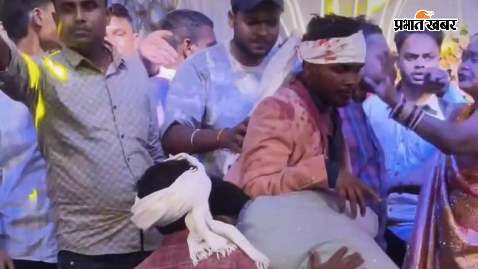 शादी समारोह में बवाल, दूल्हे का भाई गंभीर रूप से घायल, बारात बिना भोजन किये ही वापस लौटी शादी समारोह में बवाल, दूल्हे का भाई गंभीर रूप से घायल, बारात बिना भोजन किये ही वापस लौटी