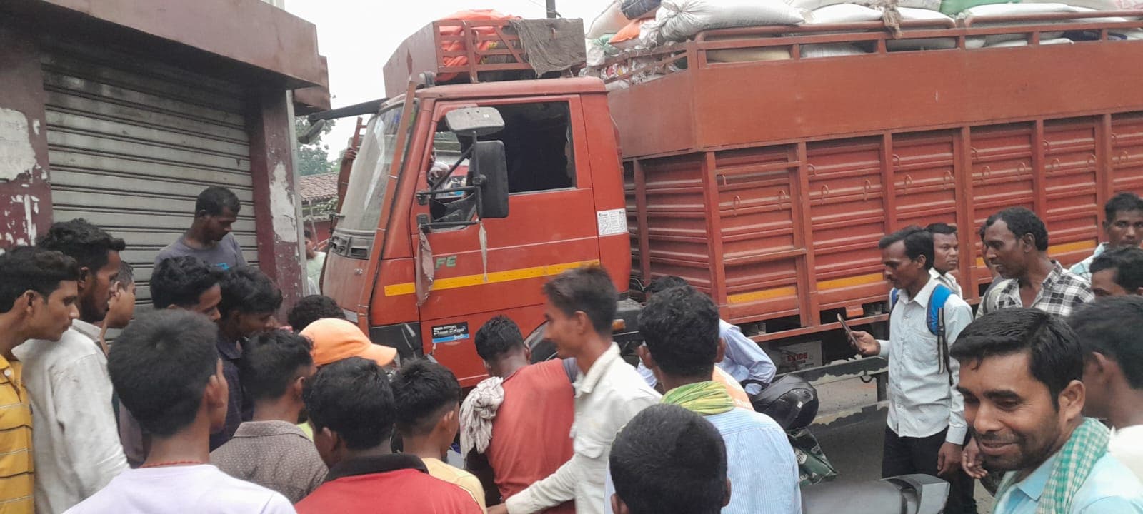 चौका के साप्ताहिक बाजार में बड़ा हादसा टला, अनियंत्रित धान लदे ट्रक ने तीन बाइकों को रौंदा