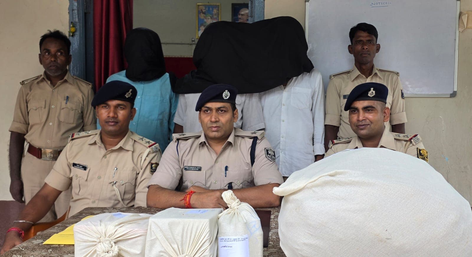 सऊदी अरब के दो एवं यू ए ई के एक नोट तथा लाखों की नेपाली एवं भारतीय मुद्रा एवं कोडीन युक्त कफ सिरप के साथ तीन तस्कर गिरफ्तार सऊदी अरब के दो एवं यू ए ई के एक नोट तथा लाखों की नेपाली एवं भारतीय मुद्रा एवं कोडीन युक्त कफ सिरप के साथ तीन तस्कर गिरफ्तार