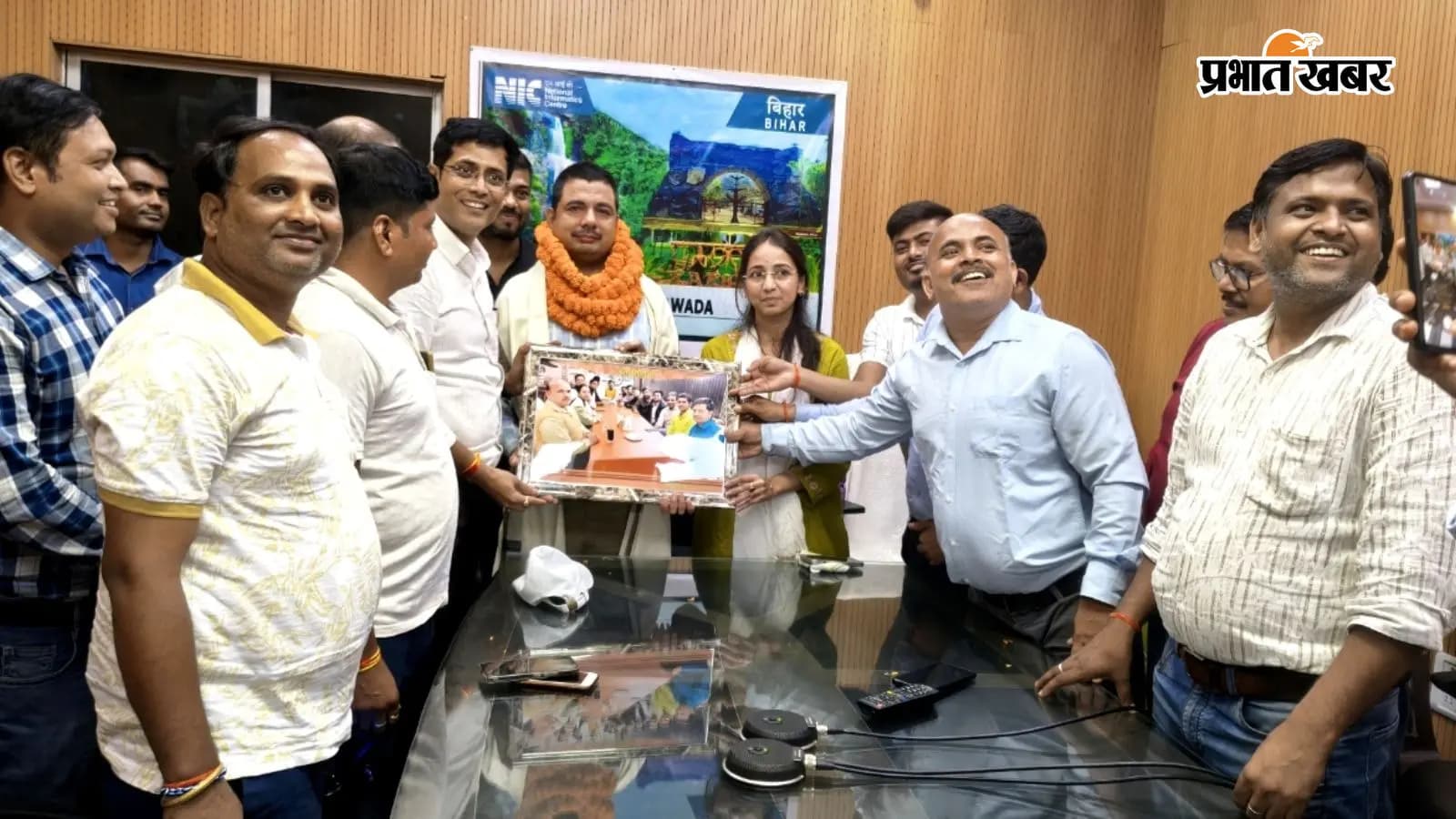 एनआईसी के नेटवर्क इंजीनियर गोपेश कुमार को भावभीनी विदाई, सहकर्मियों ने उज्ज्वल भविष्य की दी शुभकामनाएं एनआईसी के नेटवर्क इंजीनियर गोपेश कुमार को भावभीनी विदाई, सहकर्मियों ने उज्ज्वल भविष्य की दी शुभकामनाएं
