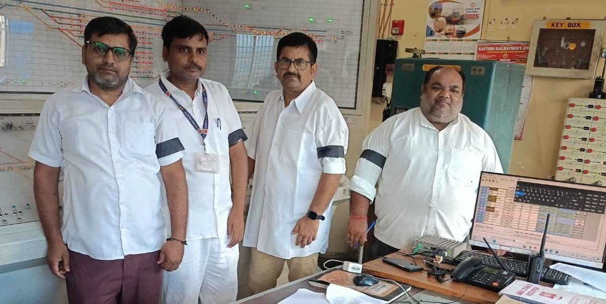 ऑल इंडिया स्टेशन मास्टर्स एसोसिएशन ने काली पट्टी बांधकर जताया विरोध ऑल इंडिया स्टेशन मास्टर्स एसोसिएशन ने काली पट्टी बांधकर जताया विरोध