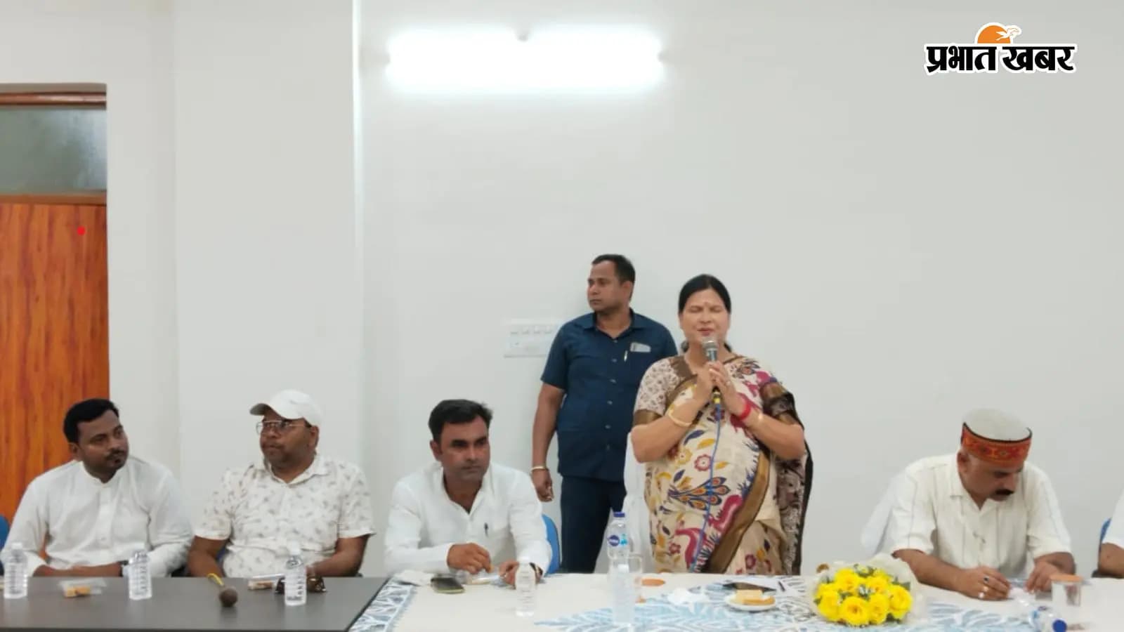 कार्यक्रम को संबोधित करतीं मंत्री छात्राओं के साथ भोजन करतीं मंत्री कार्यक्रम में शामिल लोग | Prabhat Khabar कार्यक्रम को संबोधित करतीं मंत्री छात्राओं के साथ भोजन करतीं मंत्री कार्यक्रम में शामिल लोग | Prabhat Khabar