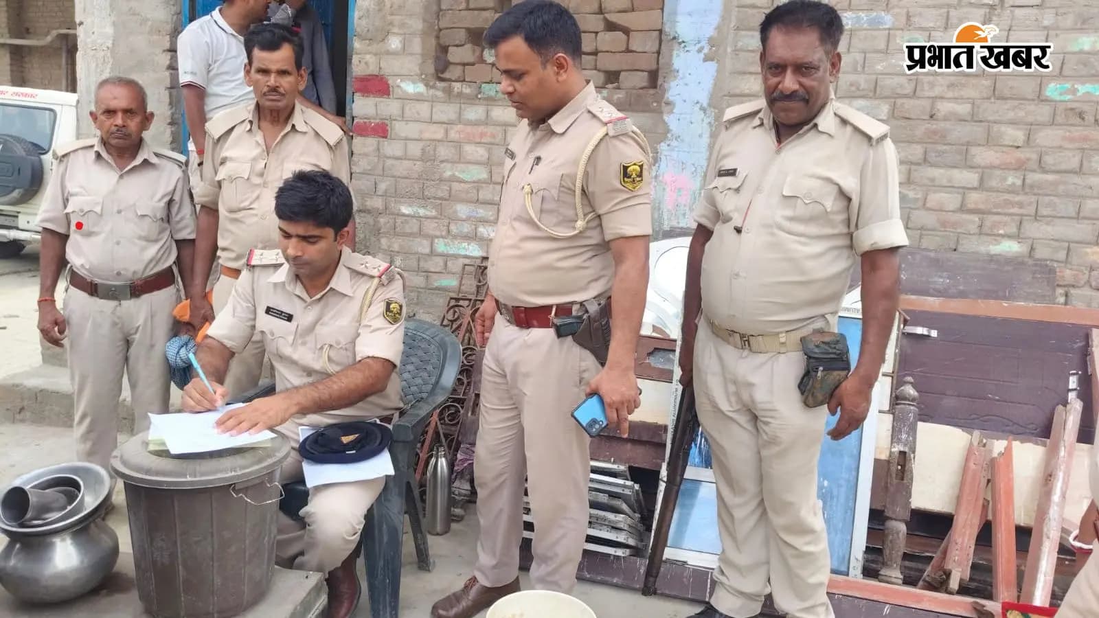 जब्त करने पहुंची पुलिस जब्त करने पहुंची पुलिस