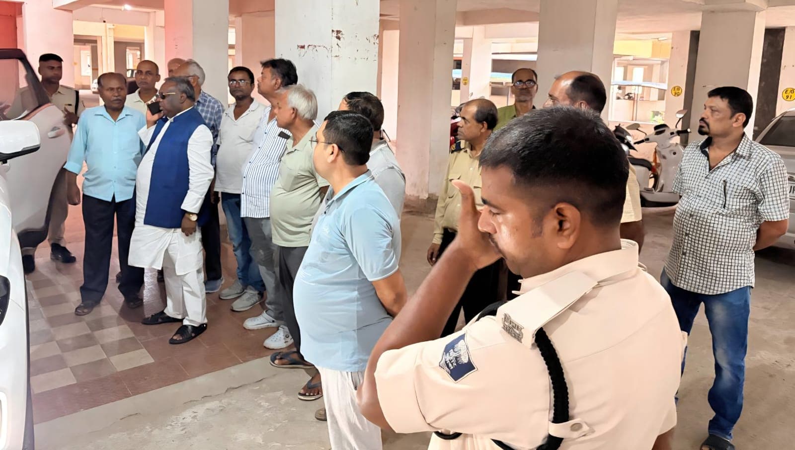 जलजमाव पर फूटा लोगों का गुस्सा, विधायक अरुण मांझी का घेराव जलजमाव पर फूटा लोगों का गुस्सा, विधायक अरुण मांझी का घेराव