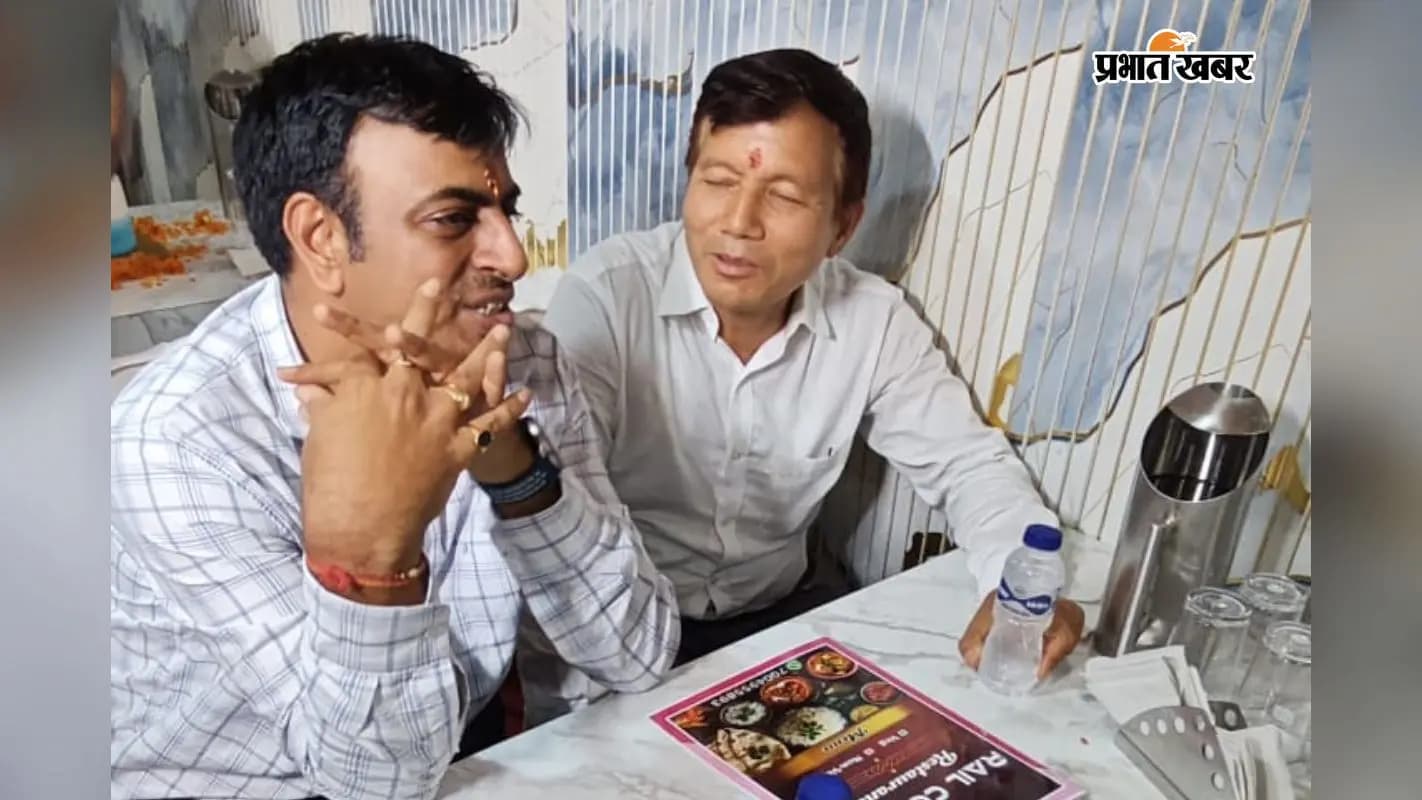 फोटो- कोच रेस्टोरेंट में मौजूद डीआरएम एडीआरएम फोटो- कोच रेस्टोरेंट में मौजूद डीआरएम एडीआरएम