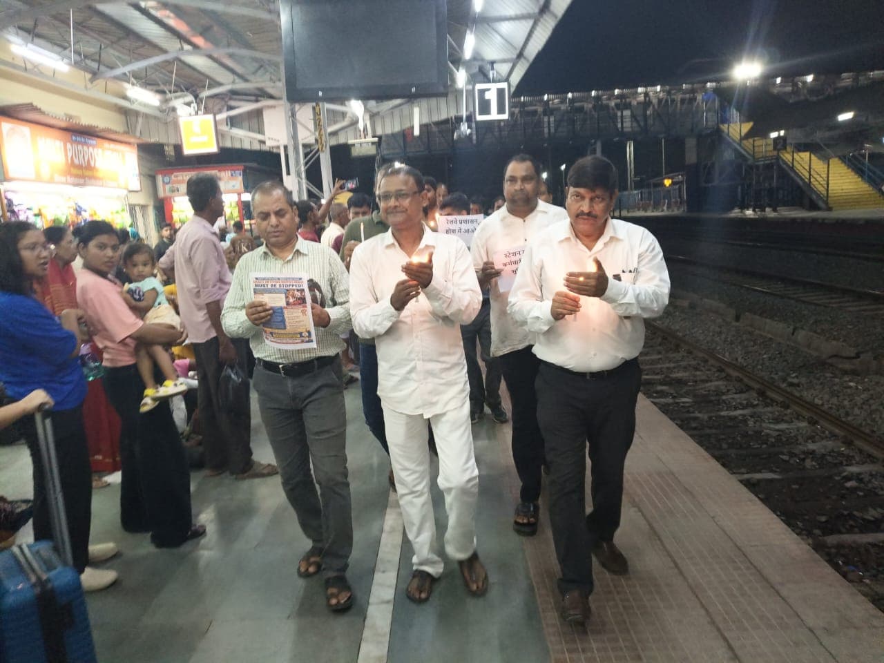 रेलकर्मियों ने पूर्णिया जंक्शन पर कैंडल मार्च निकाल की न्याय व सम्मान की मांग रेलकर्मियों ने पूर्णिया जंक्शन पर कैंडल मार्च निकाल की न्याय व सम्मान की मांग