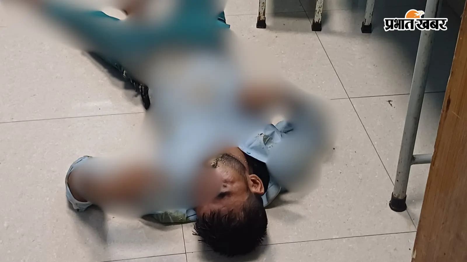 जमीन पर पड़ा रहा मरीज जमीन पर पड़ा रहा मरीज