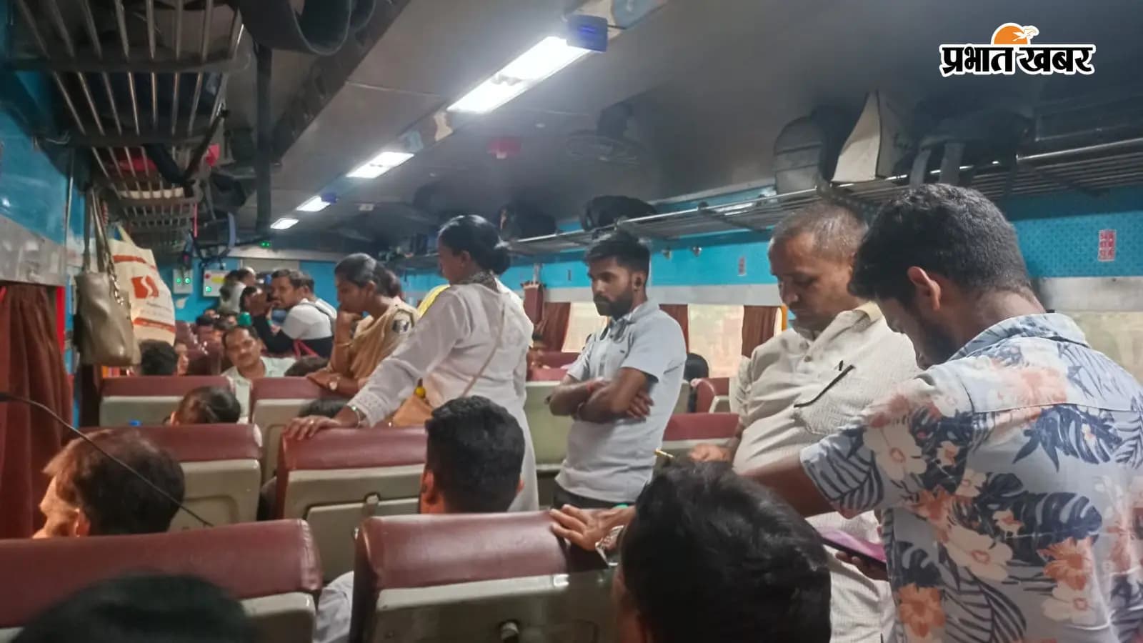 एसी कोच में जनरल टिकटधारियों के चढ़ने से पटना-भभुआ इंटरसिटी में हंगामा एसी कोच में जनरल टिकटधारियों के चढ़ने से पटना-भभुआ इंटरसिटी में हंगामा