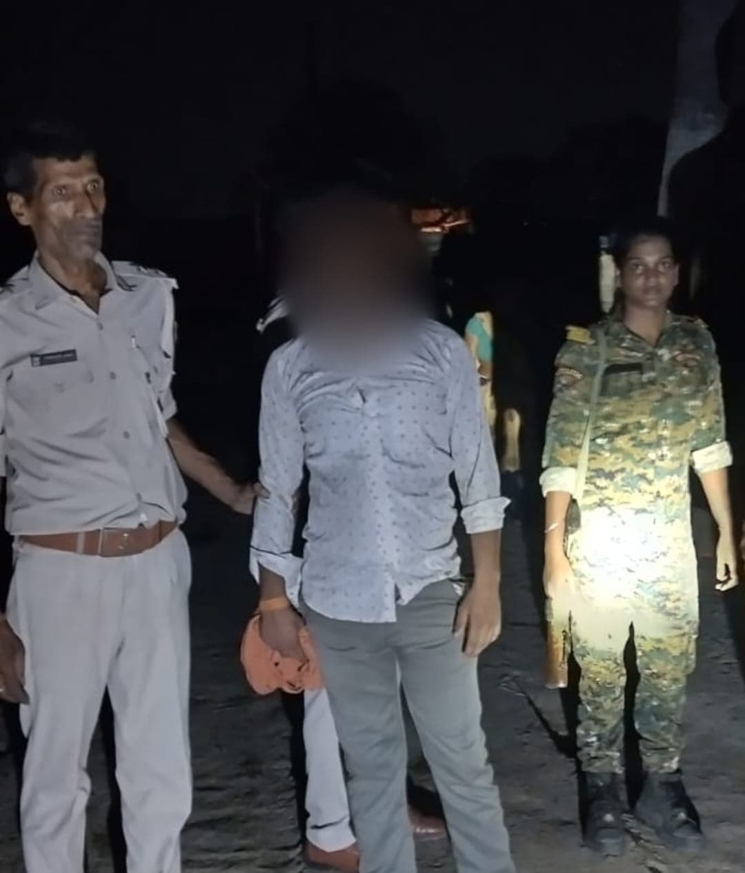 छापेमारी के दौरान चोरी हत्या के प्रयास समेत विभिन्न मामलों के आरोपित गिरफ्तार छापेमारी के दौरान चोरी हत्या के प्रयास समेत विभिन्न मामलों के आरोपित गिरफ्तार