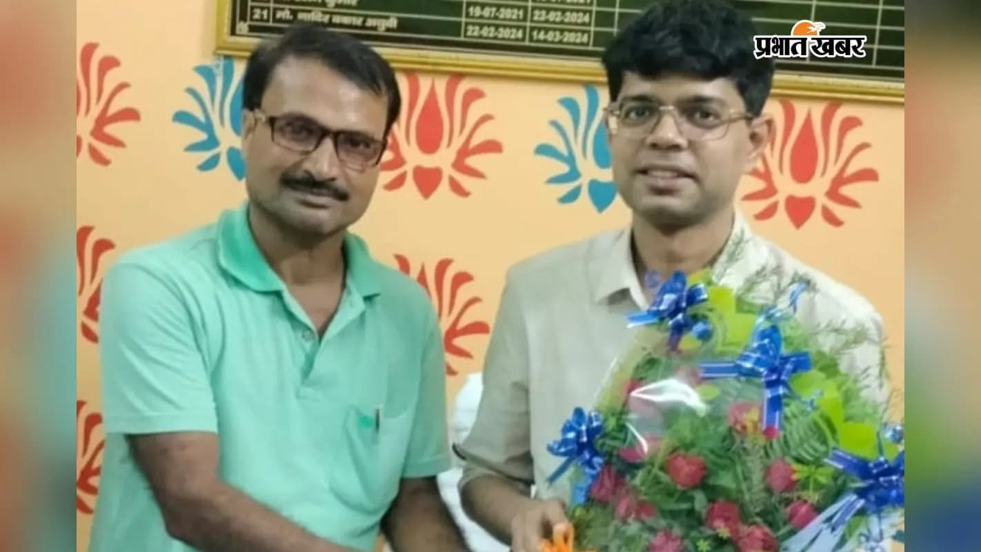प्रखंड प्रमुख अंचलाधिकारी को पुष्प गुच्छ देते हुए प्रखंड प्रमुख अंचलाधिकारी को पुष्प गुच्छ देते हुए