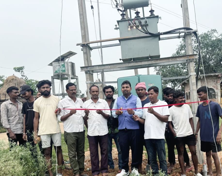गोला प्रखंड के साड़म में ट्रांसफॉर्मर का उद्घाटन गोला प्रखंड के साड़म में ट्रांसफॉर्मर का उद्घाटन