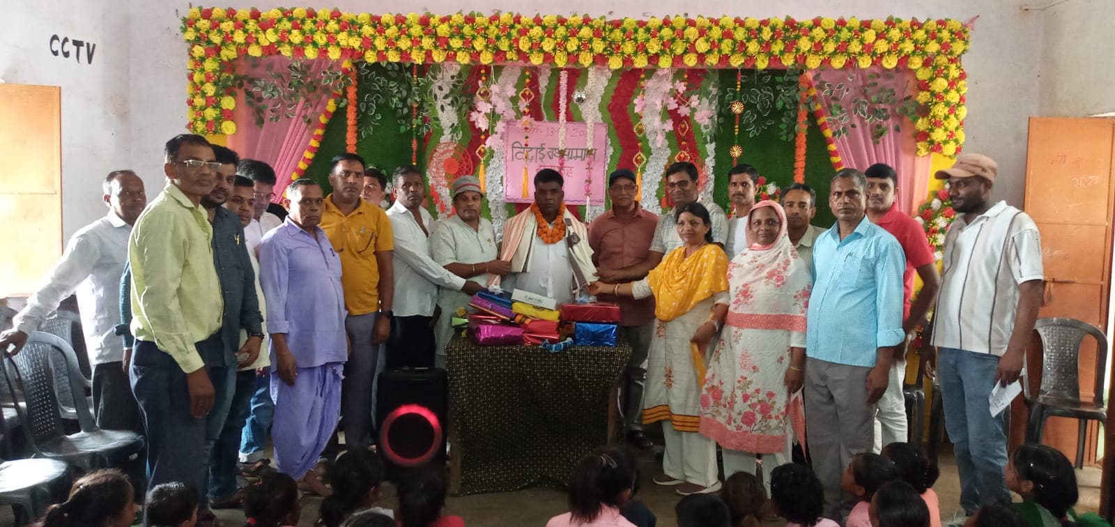 सहायक अध्यापक को दी गयी भावभीनी विदाई सहायक अध्यापक को दी गयी भावभीनी विदाई