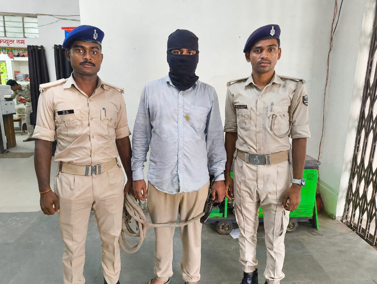 खुद को आईबी अधिकारी बताकर ठगी करने वाला शातिर गिरफ्तार खुद को आईबी अधिकारी बताकर ठगी करने वाला शातिर गिरफ्तार
