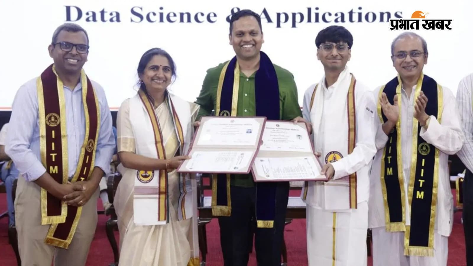 IIT की डिग्री लेते आदित्य कपाड़िया और उनकी मां जिगीषा IIT की डिग्री लेते आदित्य कपाड़िया और उनकी मां जिगीषा