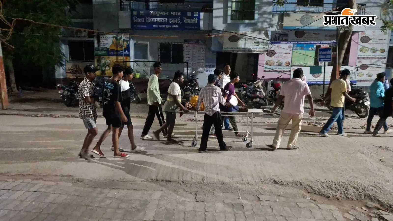 घायल को अस्पताल ले जाते लोग घायल को अस्पताल ले जाते लोग