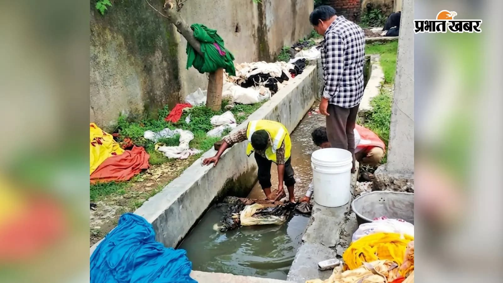 मेडिका चौक पर नाले का पानी रोककर कपड़े धोये जा रहे थे. मेडिका चौक पर नाले का पानी रोककर कपड़े धोये जा रहे थे.