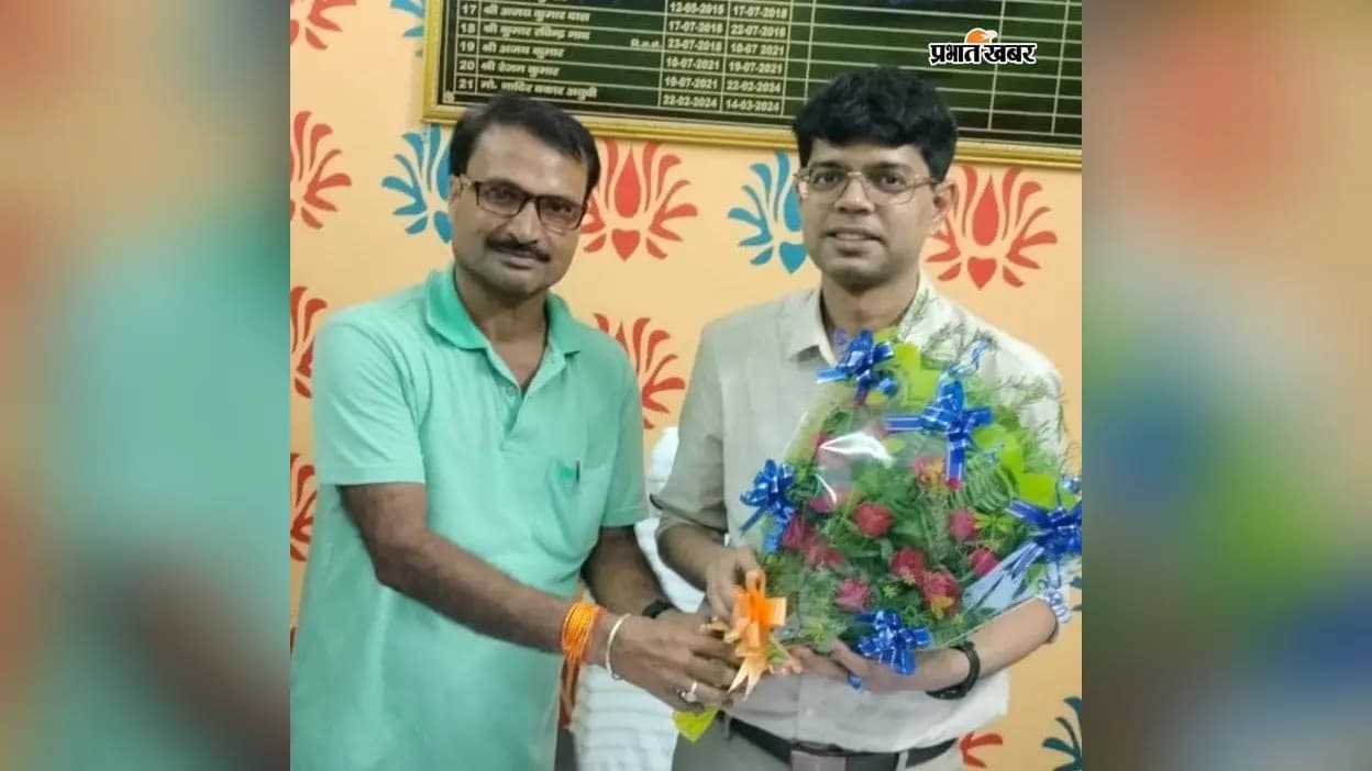 प्रखंड प्रमुख अंचलाधिकारी को पुष्प गुच्छ देकर कर रहे स्वागत | Prabhat Khabar Network प्रखंड प्रमुख अंचलाधिकारी को पुष्प गुच्छ देकर कर रहे स्वागत | Prabhat Khabar Network