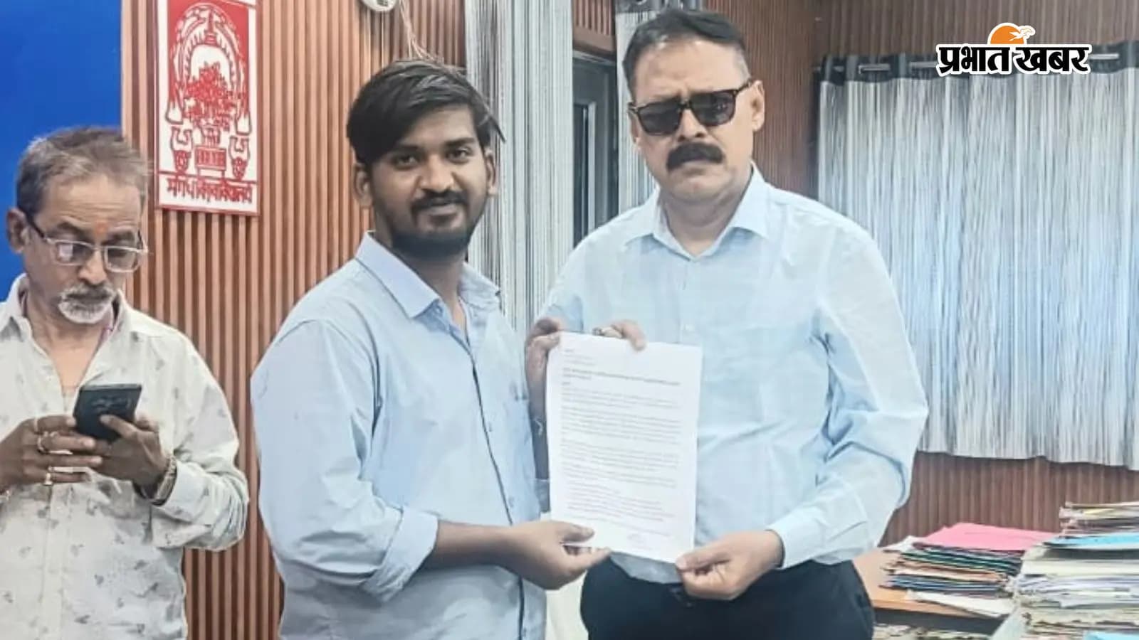 कुलसचिव को ज्ञापन सौंपते एनएसयूआइ के छात्र नेता कुलसचिव को ज्ञापन सौंपते एनएसयूआइ के छात्र नेता