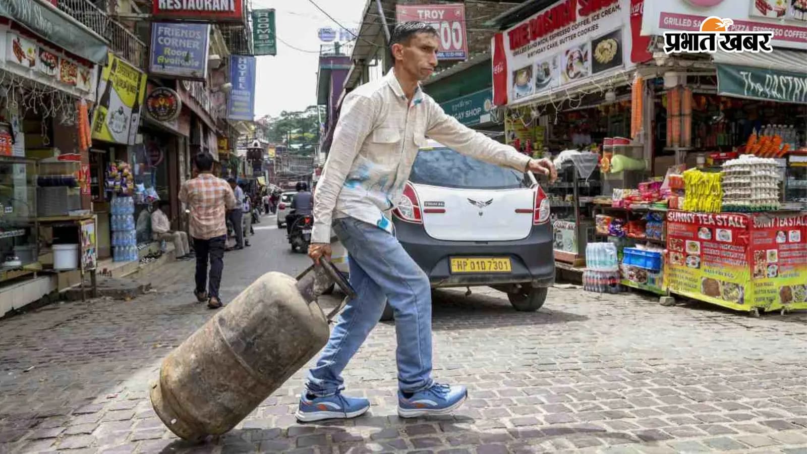 कमर्शियल एलपीजी सिलेंडर के बढ़े दाम (File Photo) कमर्शियल एलपीजी सिलेंडर के बढ़े दाम (File Photo)