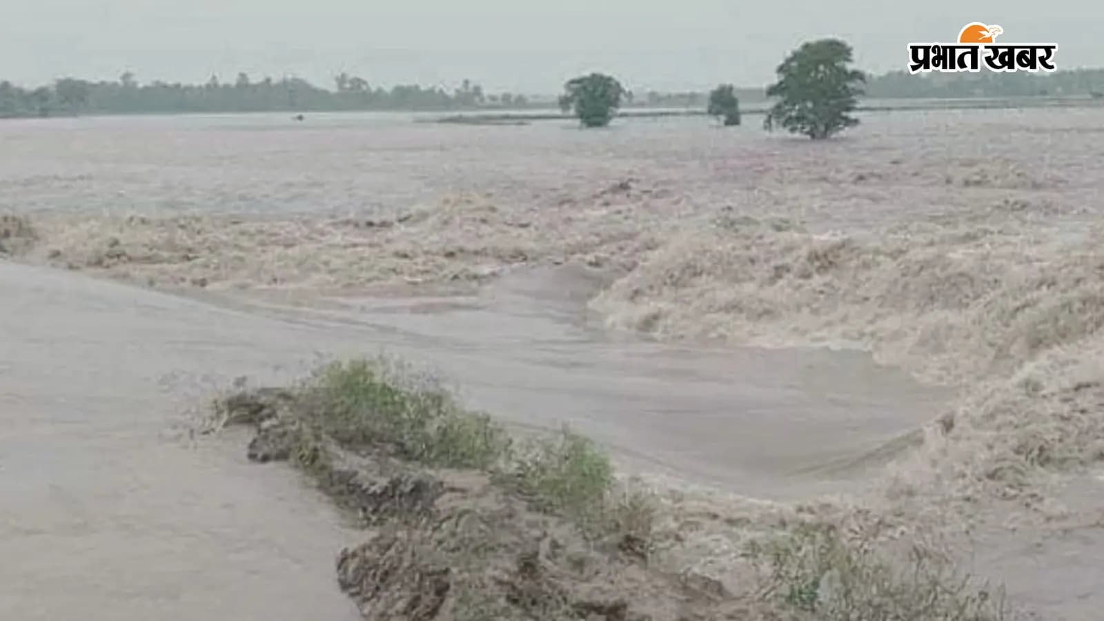 नदी में उफान (सांकेतिक तस्वीर) नदी में उफान (सांकेतिक तस्वीर)