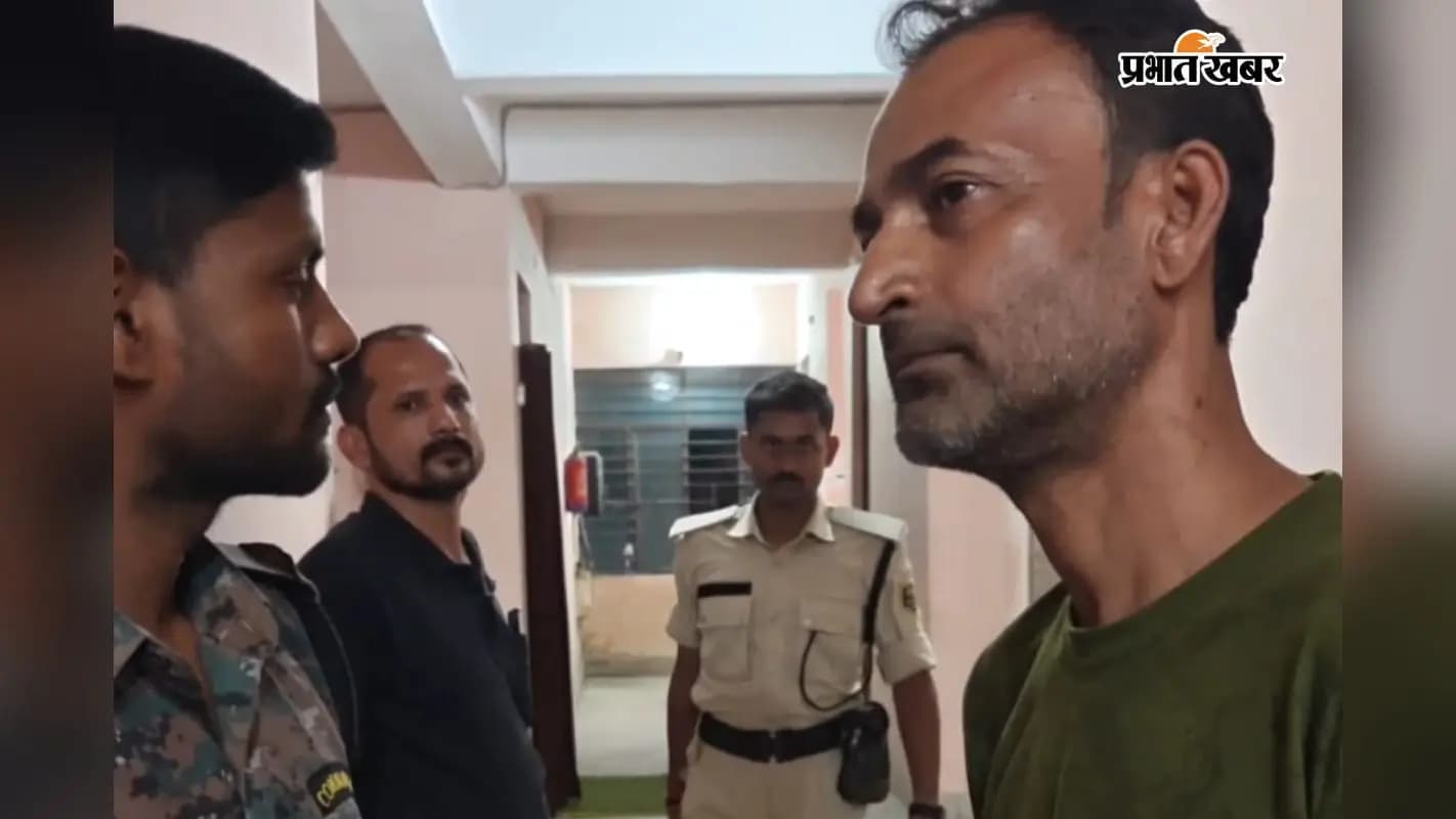 गिरफ्तार निलंबित ड्रग्स इंस्पेक्टर. गिरफ्तार निलंबित ड्रग्स इंस्पेक्टर.