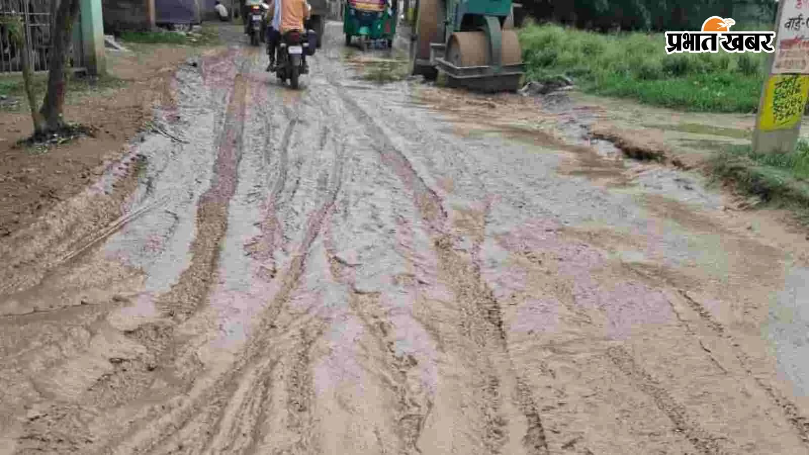 बारिश के बाद सड़क पर कीचड़, फोटो- प्रभात खबर बारिश के बाद सड़क पर कीचड़, फोटो- प्रभात खबर