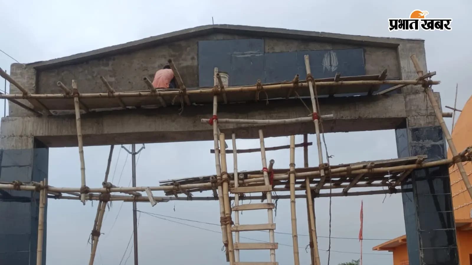 स्वागत द्वारका निर्माण करते मजदूर स्वागत द्वारका निर्माण करते मजदूर