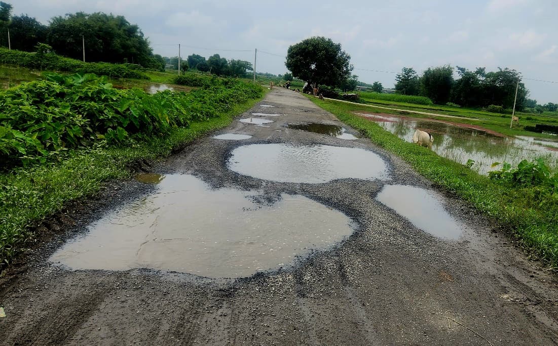 सड़क में गड्ढे हैं या गड्ढे में सड़क? मुख्यमंत्री ग्राम संपर्क योजना की बदहाल सड़क हादसों को दे रहा निमंत्रण सड़क में गड्ढे हैं या गड्ढे में सड़क? मुख्यमंत्री ग्राम संपर्क योजना की बदहाल सड़क हादसों को दे रहा निमंत्रण