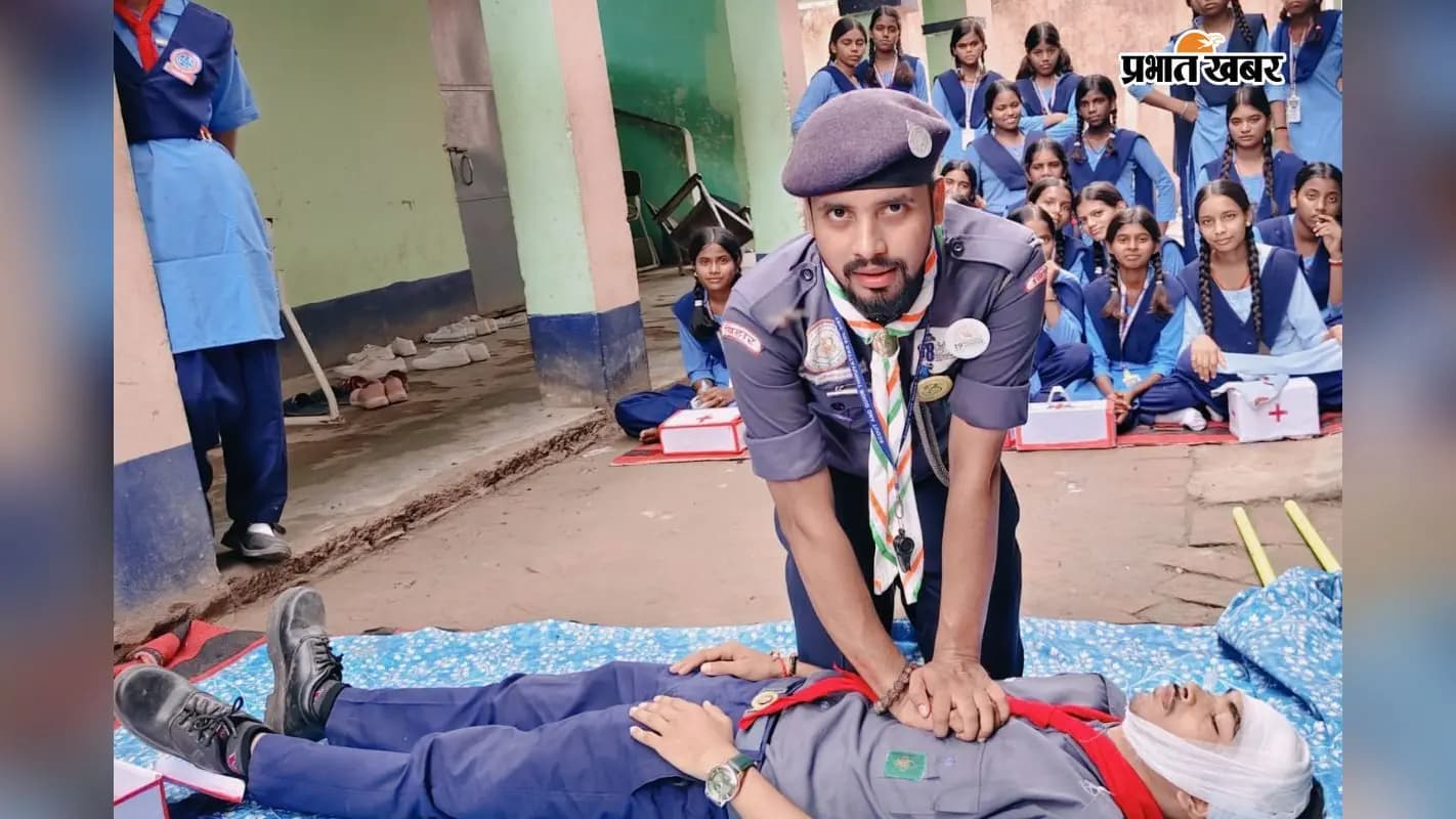 स्काउट-गाइड के शिविर में छात्र को प्रशिक्षित करते प्रशिक्षक अनुराग आनंद. स्काउट-गाइड के शिविर में छात्र को प्रशिक्षित करते प्रशिक्षक अनुराग आनंद.