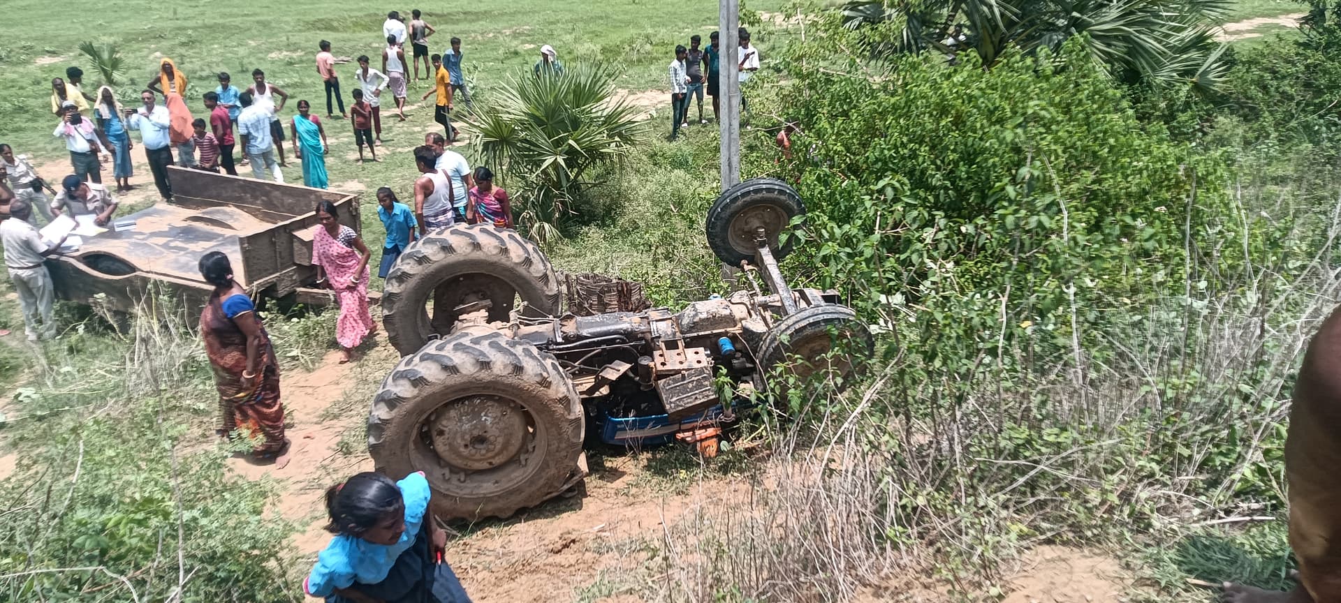 माधोपुर के समीप ट्रैक्टर पलटने से चालक की दर्दनाक मौत, इंजन के नीचे दबने से मौके पर ही गई जान माधोपुर के समीप ट्रैक्टर पलटने से चालक की दर्दनाक मौत, इंजन के नीचे दबने से मौके पर ही गई जान