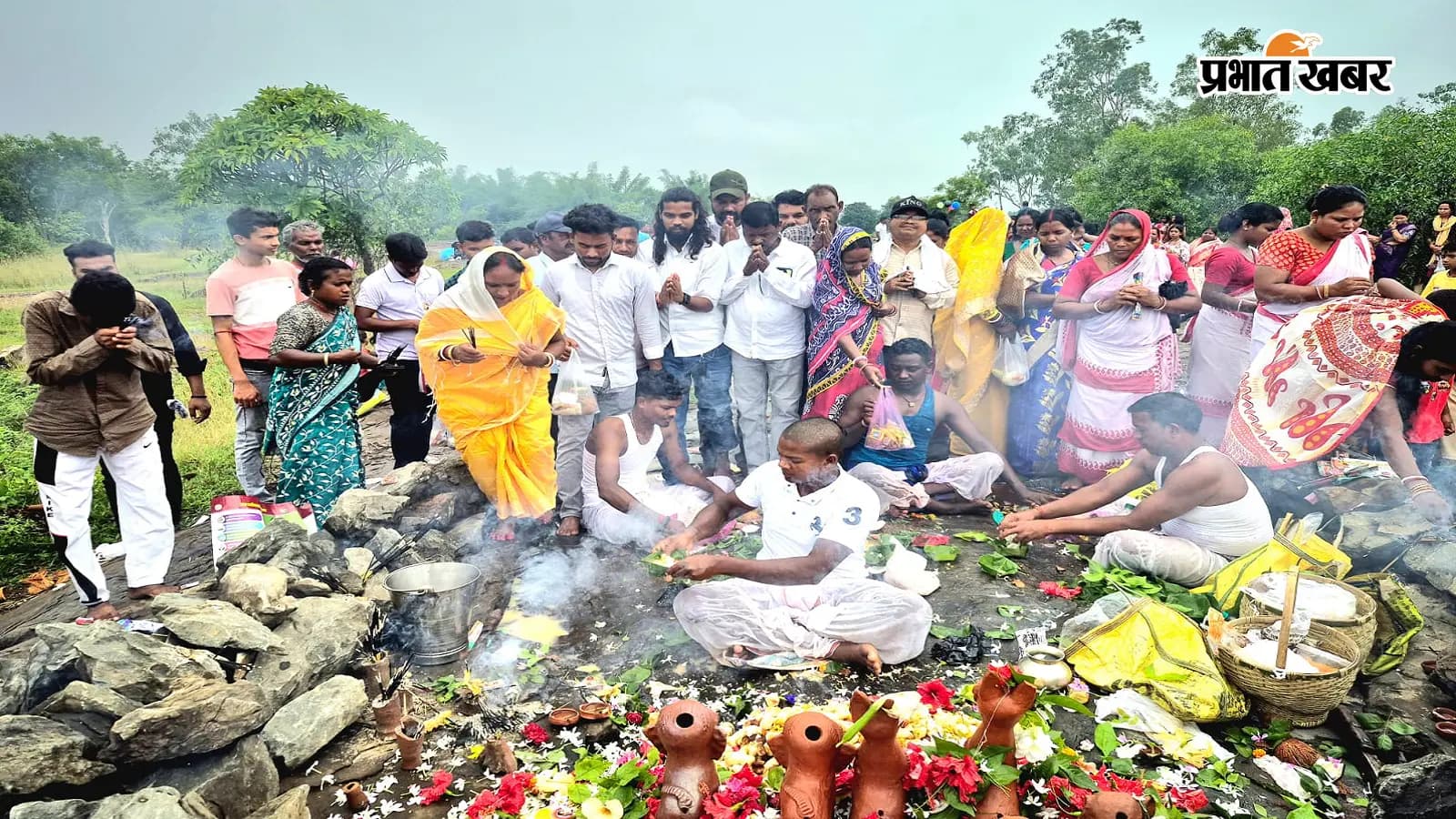 पूर्वी सिंहभूम के धालभूमगढ़ प्रखंड के देवसोल गांव में पहाड़ की पूजा करते पाहन. फोटो: प्रभात खबर पूर्वी सिंहभूम के धालभूमगढ़ प्रखंड के देवसोल गांव में पहाड़ की पूजा करते पाहन. फोटो: प्रभात खबर