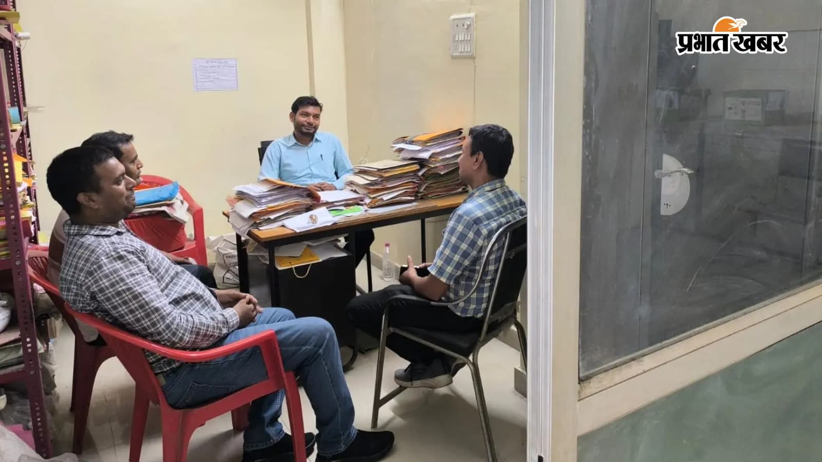 कंट्रोल रूम में तैनात कर्मी कंट्रोल रूम में तैनात कर्मी