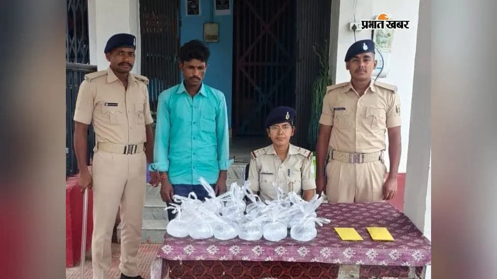बरामद देसी चुलाई शराब, जब्त बाइक और गिरफ्तार आरोपी के साथ कुर्साकांटा थाना पुलिस. बरामद देसी चुलाई शराब, जब्त बाइक और गिरफ्तार आरोपी के साथ कुर्साकांटा थाना पुलिस.